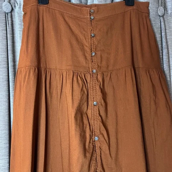 Old Navy Tiered Button Front A-Line Brown Midi Skirt in Size Large - Picture 5 of 13